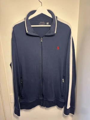 Ralph Lauren Fullzip - Ralph Lauren FullZip i storlek XL passar L. Skick 8/10, pris 399 men kan diskuteras! Fraktar samma dag!