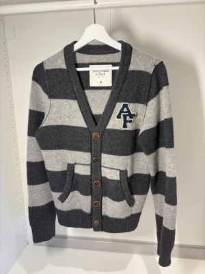 Abercrombie & Fitch Cardigan - Abercrombie & Fitch cardigan i storlek M passar S/M. Skick 10/10, helt ny. Pris 999 men kan diskuteras. Fraktar samma dag!