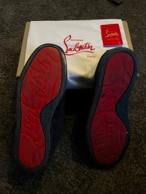 Christian loubotins - Tjena, säljer av dessa loubotinsen eftersom jag köpt nya skor. Dom är i okej skick, det är A kopior och dom är identiska med ett par äkta och skokartongen och allt som hör till den följer med.