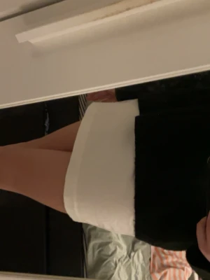 Vit minikjol  - Snygg o gullig vit kortkjol i enkel och stilren design🤍 Perfekt för dig som gillar en clean och fräsch look. Köpt secondhand men aldrig själv använt🤍