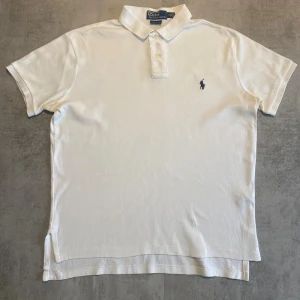 Vit Polo Ralph Lauren pike  - Jag Säljer en fet pike från Polo Ralph Lauren| skicket på tröjan är bra 8/10 | storlek M | ny pris 2000: mitt pris är 349 | skriv vid frågor och funderingar       