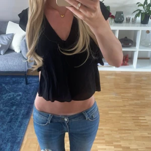 Söt volang topp - Säljer denna söta volang topp i svart💗