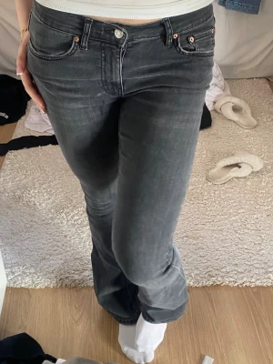 Gråa lågmidjade bootcut jeans - Jättefina gråa bootcut jeans från Gina Tricot som säljs då de tyvärr inte kommer till användning 🩷