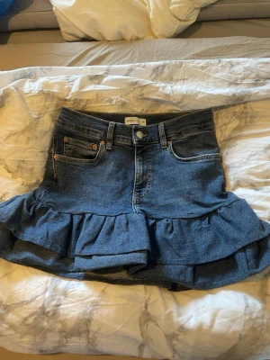 Jeanskjol med volang  - Egengjord jeanskjol med volanger av ett par vanliga jeans.