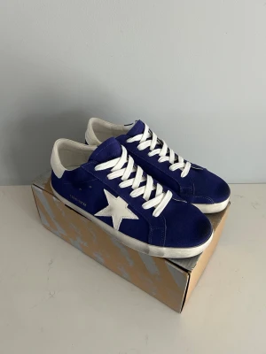 Golden Goose sneakers - Golden goose skor i storlek 44, og medföljer, mycket fint skick, priset kan diskuteras vid snabb affär så kom gärna med bud! 
