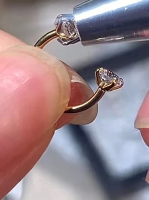 Näspiercing  - 2 helt nya näspiercing silverfärgade 