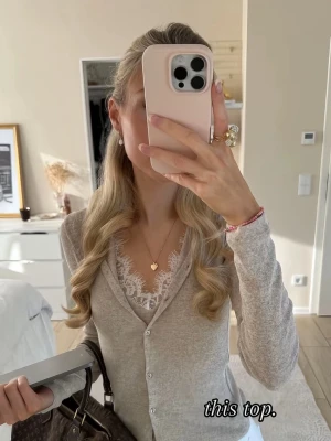 Zara lace topp - Snygg beige kofta ifrån Zara, slutsåld och väldigt efterfrågad. Den har ett inbyggt spets linne. Storlek M, men sitter verkligen som xs/s. Endast testad, inga defekter. Ordinarie pris ligger på ca 500 om jag minns rätt. Pris går att diskutera vid snabb affär. Hör av er för egna bilder. 💞