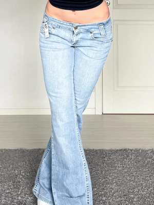 Lee jeans - Midjemått: 37cm rakt över, innerbenslängd: 79cm 💗lappar kvar