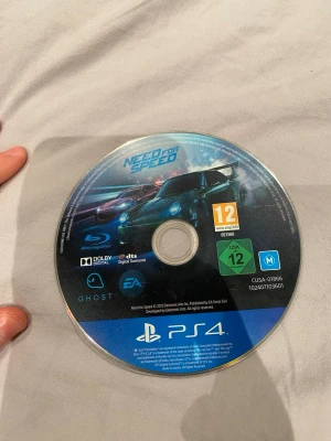 Need for Speed PS4 spel - Need for Speed till PS4, ett racingspel från EA och Ghost Games. Skivan är rund och har en färgstark framsida med bilar i neonljus. Materialet är klassisk Blu-ray och spelet har åldersmärkning 12. Perfekt för dig som gillar fartfyllda bilspel och snygg grafik.