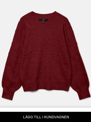 Mörkröd stickad tröja från H&M - Mysig mörkröd stickad tröja från H&M med rund halsringning och diskreta bollar som ger en cool struktur. Tröjan har långa ärmar och ribbade muddar vid ärmslut och nederkant. Perfekt för att hålla värmen under kyliga dagar. Halva prislappen är kvar eftersom jag fick den i julklapp 