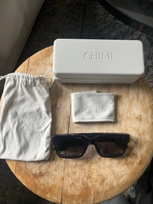 CHIMI 05 indigo  - Snygga marinblåa Chimi glasögon i stort sätt perfekt kondition! Köpt i NK Göteborg och kvitto finns