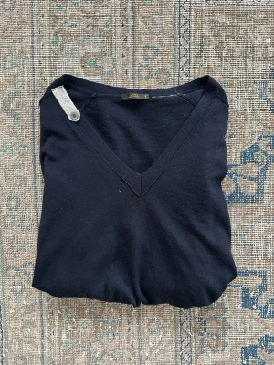 Fet tröja från MAURO GRIFONI - Säljer nu denna feta tröja från MAURO GRIFONI som är 100 % äkta! Obs tröjan har en liten defekt på armen ( finns i en av bilderna ). Hör av er vid funderingar!