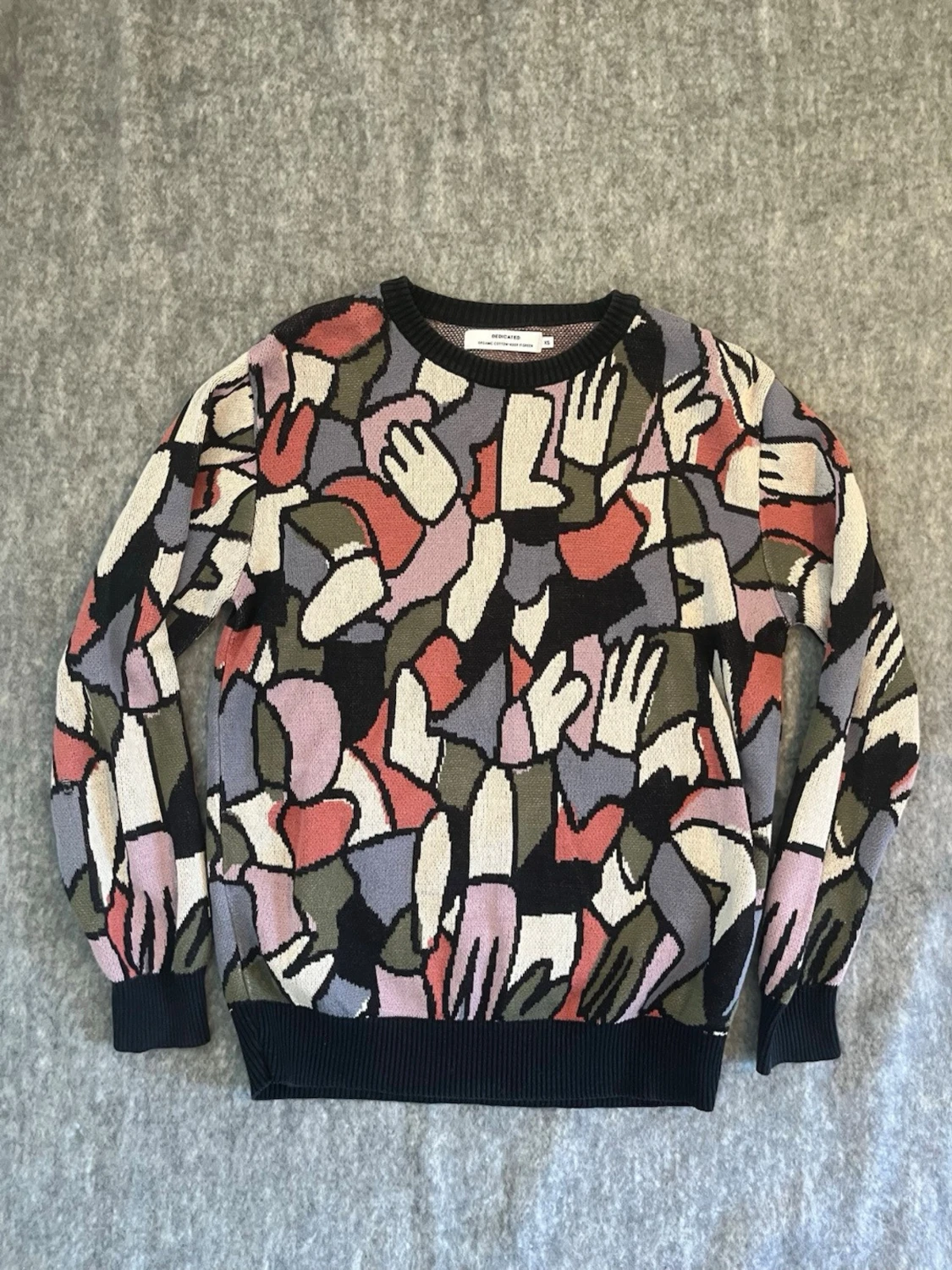 Stickad tröja med handmönster