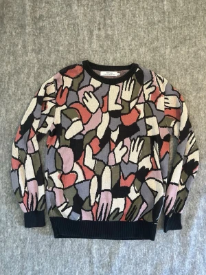 Stickad tröja med handmönster - Unik stickad tröja från Dedicated. Snygg inför sommaren och hösten! Hör gärna av er vid frågor.