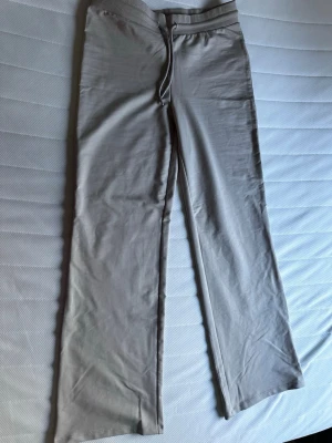 Byxor - Säljer dessa helt oanvända byxor från lager med hög midja