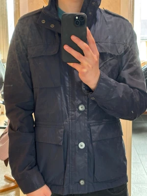 Field jacka - Sällsynt Field jacka från brothers i märket East west. Storlek S men kan även passa M. Riktigt snygg och perfekt nu till våren. 
