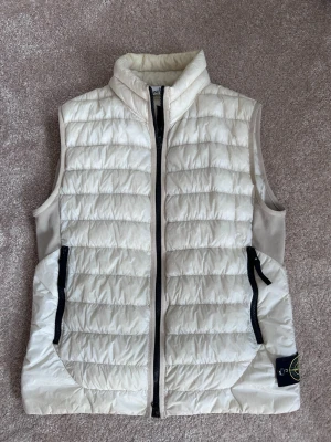 Stone Island bäst  - Nypris 4500. Köpt på nk. Storlek m herr. Men fungerar lika bra på tjejer med. Bra skick, använd försiktigt. Perfekt till vår och sommar. Sällsynt färg. Bara att skriva ifall ni har några frågor eller funderingar, mvh, pris är ej fast. 