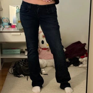 Mörkblå lowwaist bootcut jeans, LTB, 28/34 - Supersnygga lågmidjade jeans ifrån LTB i  modellen ”valerie”. Storlek 28/34,  motsvarar ungefär M. Syns dåligt på bild men de är väldigt mörkt blåa. Superfint skick, precis som nya men säljer då de är för stora. Tveka inte att skriva vid ytterligare frågor. Tar emot prisförslag             