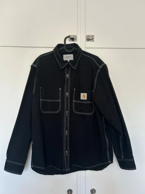 Svart jeansjacka från Carhartt - Snygg svart jeansjacka från Carhartt. Perfekt jacka till våren!!