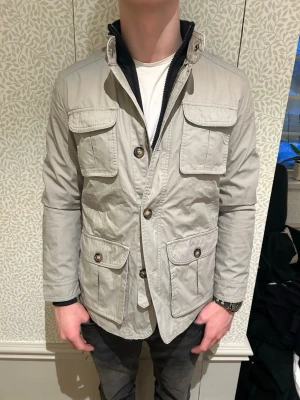 Field jacket - Säljer denna tvär feta vårjacka/Fieldjacket perfekt inför våren💐modellen är ca 180 cm lång och väger 72 kg. tveka inte på att kontakta mig vid minsta fundering.