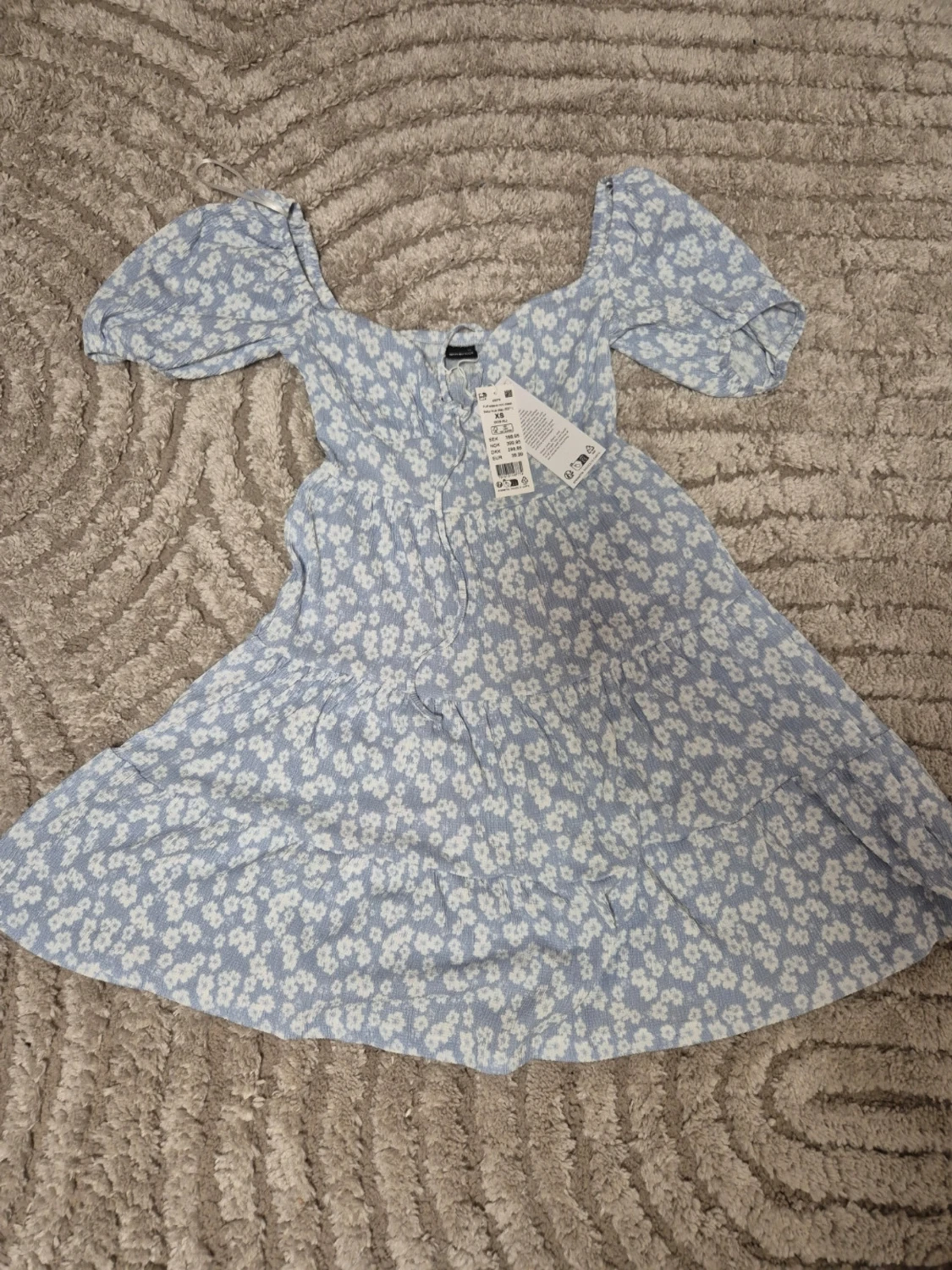 Blommig ljusblå klänning från Gina Tricot - 1