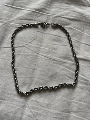 Äkta silver halsband - Vill sälja mitt äkta silver halsband som jag köpte för ett tag sen, eftersom jag inte använder den längre priset kan diskuteras.