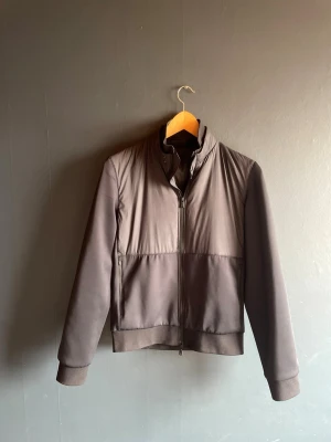 J. LINDEBERG JACKA - Riktigt go vårjacka i ny skick. Priset kan diskuteras vid snabb affär.