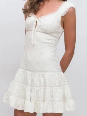 Vit studentklänning från Ginatricot - Supersöt klänning ifrån Ginatricot. Perfekt för dig som ännu inte hittat din studentklänning. Ifrån förra årets kollektion och går därför inte att få tag på. Helt ny med prislappar kvar. Mycket populär och efterfrågad. 🤍