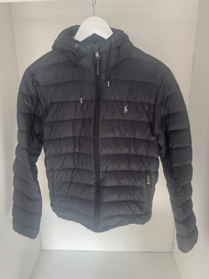 Ralph Lauren jacka - Säljer denna schyssta svarta vårjacka från Ralph lauren i storlek S. Den är i toppskick och är perfekt till våren. Hör av er om ni har frågor. /Milo