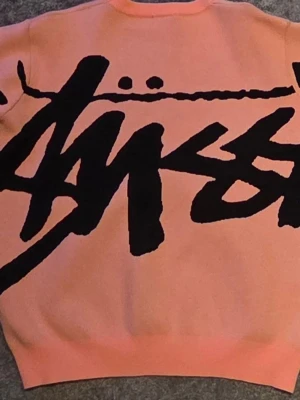 Stickad Rosa tröja Stüssy  - Tjena! Säljer nu min stickade tröja från Stüssy i en snygg rosa och svart färg! Priset är inte fast, kan pratas ned vid en snabb affär! Hör av dig om någon fundering uppstår.
