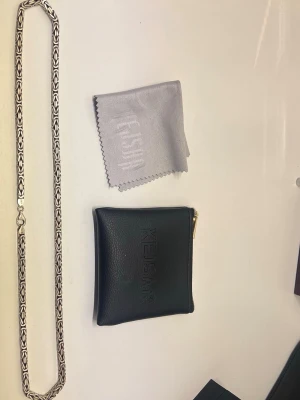 Kejsarlänk 925 silver - Halsband i äkta 925 sterling silver gjort förhand med karbinlås och stämpel. Ett smycke man kan ha en livstid som tål både bad och dusch och som enkelt kan putsas upp.  Behandlad på så sätt att den skiner som vitguld!   Bredd: 4.5mm. Längd: 55 Vikt: 50 gram.  Förvaringsväska och putsduk ingår alltid.