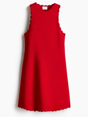Röd ärmlös klänning med vågig kant - Snygg röd kortklänning med vågiga kanter vid halsringning, ärmhål och nederkant. Klänningen är ärmlös och har en enkel, rak passform som ger en modern look. Perfekt för dig som vill sticka ut med en färgstark och stilren outfit.