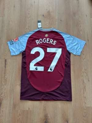 Aston Villa Rogers fotbollströja - Helt oanvänd med tags kvar och påse. Storlek small. Skriv privat för fler bilder eller vid funderingar!