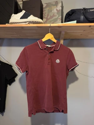 Moncler piké  - Säljer nu min Moncler piké perfekt inför våren och sommaren! Den är i användt skick men har mycket kvar att ge! Självklart är den äkta.                                     Hör av er vid yttligare funderingar!