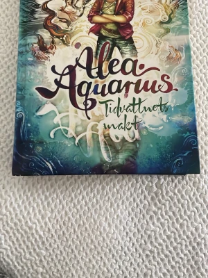 Alea Aquarius Tidvattnets makt - Säljer boken 'Alea Aquarius: Tidvattnets makt', fjärde delen i serien om havsflickan Alea. Omslaget är färgstarkt med blå, gröna och lila toner och fantasifull illustration. Perfekt för dig som gillar äventyr och magi i ungdomslitteratur.