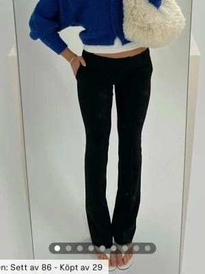 Svarta bootcut kostymbyxor från bikbok - Säljer ett par svarta kostymbyxor med utsvängda ben och låg midja. Modellen på byxorna är ”vera low waist bootcut kostymbyxor tall” . Byxorna har bälteshällor, diskreta sidofickor och en klassisk, stilren look.  Byxorna är andvända max 2 gånger.