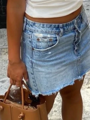 Blå jeanskjol från zara - Snygg blå jeans kjol från Zara i bra skick!! Storlek XS❤️