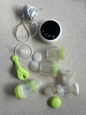Elektrisk bröstpump med tillbehör - Elektrisk bröstpump med digital kontrollpanel, flera genomskinliga plastbehållare med gröna lock, nappflaska, tratt och slang. Går även att hamdpumpa. .