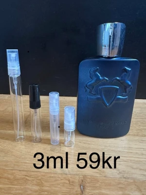 Parfums de Marly Layton 3ml - Parfums de Marly Layton ✨ En söt, kryddig och elegant doft. En av de mest hypade nischparfymerna.  Lyxig och väldigt populär.  🍂❄️ Passar bäst: höst, vinter  ✨ För dig som vill ha komplimanger nonstop.  🔥 Rekommenderar bundle – 15+ andra exklusiva parfymer finns.  Priser: 2ml – 49kr 3ml – 59kr 5ml – 89kr 10ml – 159kr  💎 1 ml ≈ ca 20st sprays