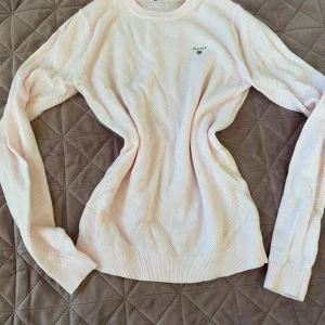 Ljusrosa tröja från GANT - Ljusrosa långärmad tröja från GANT med diskret logga broderad på bröstet. Den har en liten fläck (se bild 4 ) och därav priset. Bara att skriva vid frågor 💕💕💕