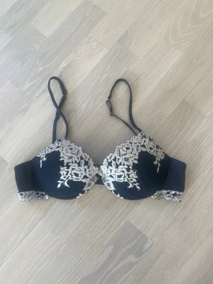 Intemissimi bh - Storlek 80 b. Nypris 499kr. Sparsamt använd.
