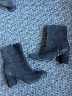 Svarta mockastövletter med klack - Skitsnygga klackar med mocka från & other stories. Finns tecken på användning, vilket syns på bilderna, men annars i fint skick🩷pris går att diskutera!!