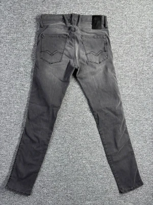 Replay Anbass jeans (nya) – storlek 29/32 - Helt nya jeans från Replay i modellen Anbass. Modern slim fit med stretch för perfekt passform och komfort. 📏 Storlek: 29/32 📐 Mått visas i bilderna ✨ Skick: Nya Perfekta vardagsjeans som funkar till allt – riktigt clean och stilrena. 💸 Följ mig så får du 10% rabatt på köpet! 