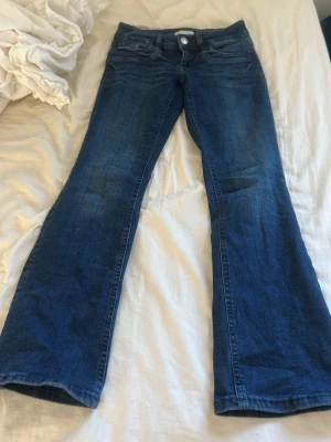 Jeans  - Säljer ett par mörkblåa jeans från Gina tricot. Storlek 152. Väldigt lågmidjade och bootcut