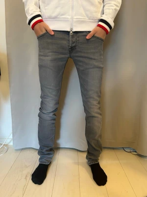 Gråa Dondup Jeans - Ett par Jeans från det trendiga märket Dondup i väldigt bra kvalitet