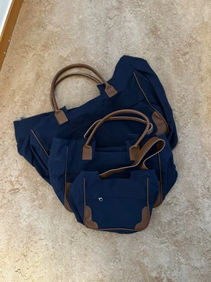 Väskor set - 3 st. Väskor i olika storlekar som är i väldigt bra skicks säljs för 150 kr. 