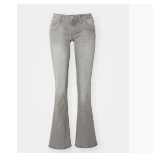 Grå bootcut jeans med låg midja - Snygga grå jeans med bootcut passform och låg midja. Klassisk femficksmodell med knapp och dragkedja framtill. Perfekt för dig som gillar en retro vibe och vill ha ett par jeans som sticker ut lite extra. Väldigt bra skick. Säljs inte längre på ltb!💕💕Är osäker på vad storleken är för det står inte på lappen men jag har vanligtvis 36 i jeans och dom passar perfekt! Köpte dom för 900❤️
