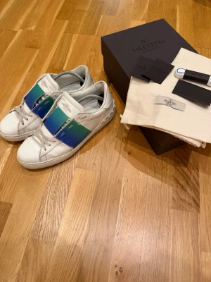 Valentino opens - Säljer ett par sjukt snygga valentino opens. Skicket på skorna är fint (se bilder för defekter) Allt og medföljer såsom dustbags, box, kuvert, kort och extrasnören✅Köpta för över 5000 så detta är en väldigt bra deal och skorna är perfekta nu till våren och sommaren. Frågor? Skriv till mig✅Allt gott, mvh Noah154🙌