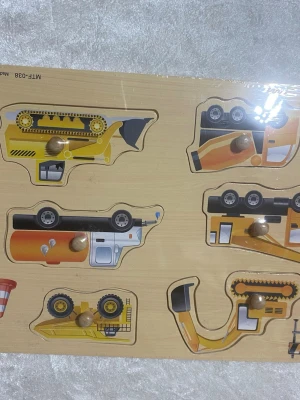 3D Barn Pussel  - Säljer  färgglada träpussel med knoppar, ett med byggfordon i gult och orange och ett med djur och bondgårdstema i grönt och blått. Perfekt för yngre barn som vill träna motorik och lära sig om fordon och djur. 175kr/st helt ny