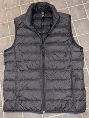 Uniqlo Väst - Säljer en riktigt nice väst från uniqlo som är perfekt nu inför våren. Den håller en varm om kvällarna och är riktigt enkelt att få med i en outfit